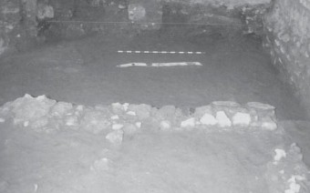 Muro romano con tubería de plomo. Sondeo 4 (AB)