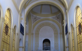 Interior y altar mayor durante la reciente intervención