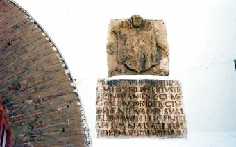 Inscripción y escudo de la puerta (JmGM)
