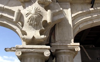 Detalle de capiteles y escudo (JmGM)