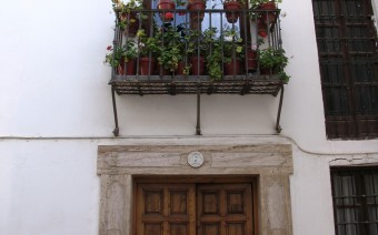 Puerta de acceso y balcón (JmGM)
