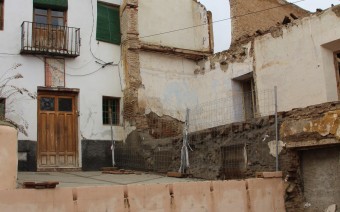 Fachada principal y casa derribada en la calle Ibáñez (PE)